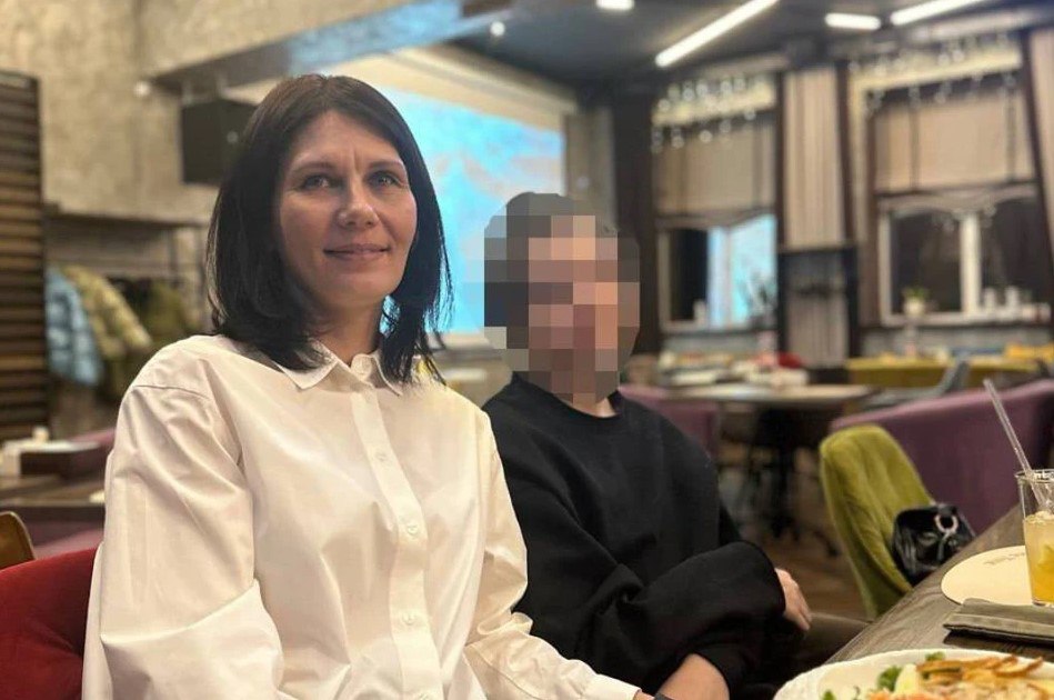 На ваше имя авиабилеты не бронировали семья отдала 200 тысяч за отпуск в Сочи но моря так и не увидела Летом поедем на море Будем купаться и загорать пообещала Инна Распутина из Братска сыну В Сочи женщина с ребенком планировала отправиться летом 2024 года Для этого обратилась в турфирму Однако перед самым вылетом сибирячку ждал сюрприз выяснилось что Распутиных нет ни в списке пассажиров рейса самолета ни в брони гостиницы А менеджер продавшая дорогостоящую путевку не отвечает на звонки В похожей ситуации оказались еще 59 жителей Братска Сейчас уголовное дело в отношении туроператора рассматривается в суде Подробности в материале КП Иркутск