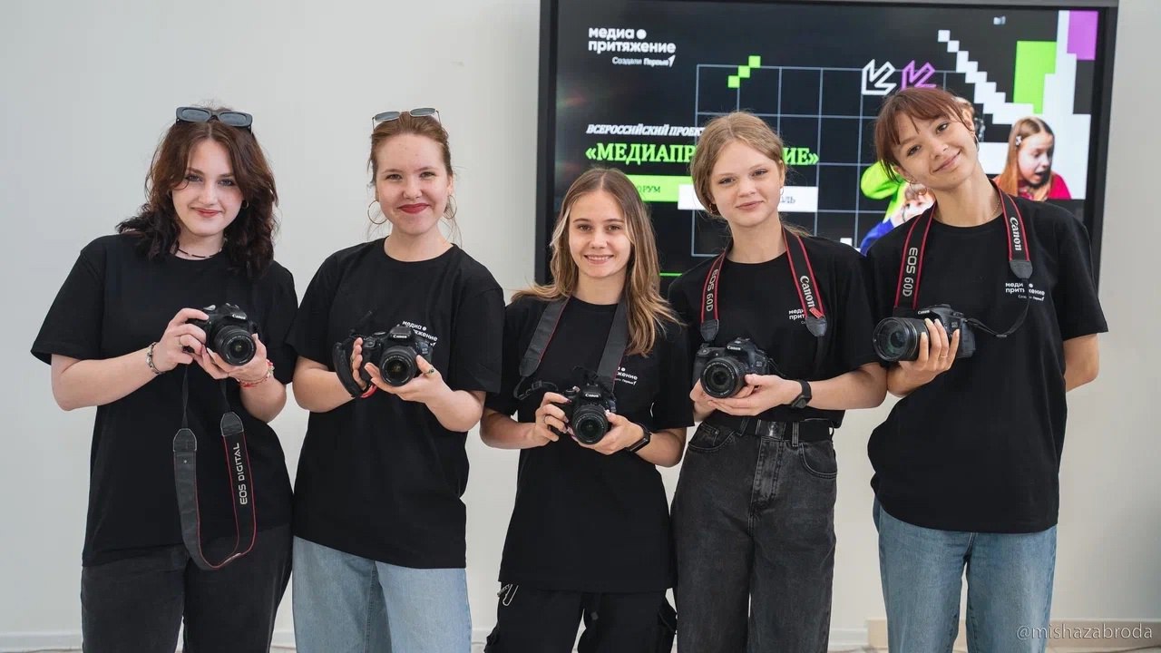 В Севастополе прошёл региональный этап проекта «МедиаПритяжение» На форуме Первые защитили свои информационные кампании ко Дню Победы. В течение недели команды создавали материалы, посвящённые Великой Отечественной войне, и презентовали их экспертам. Лучшая работа — у медиацентра школы №43. Теперь ребята отправятся представлять Севастополь на Всероссийский финал. А индивидуальные участники учились работать с техническим заданием, понимать и правильно реализовывать информационные стратегии и создавать настоящие продукты, которыми ребята будут делиться совсем скоро. С каждого, кто сегодня был с нами — Будь в движении