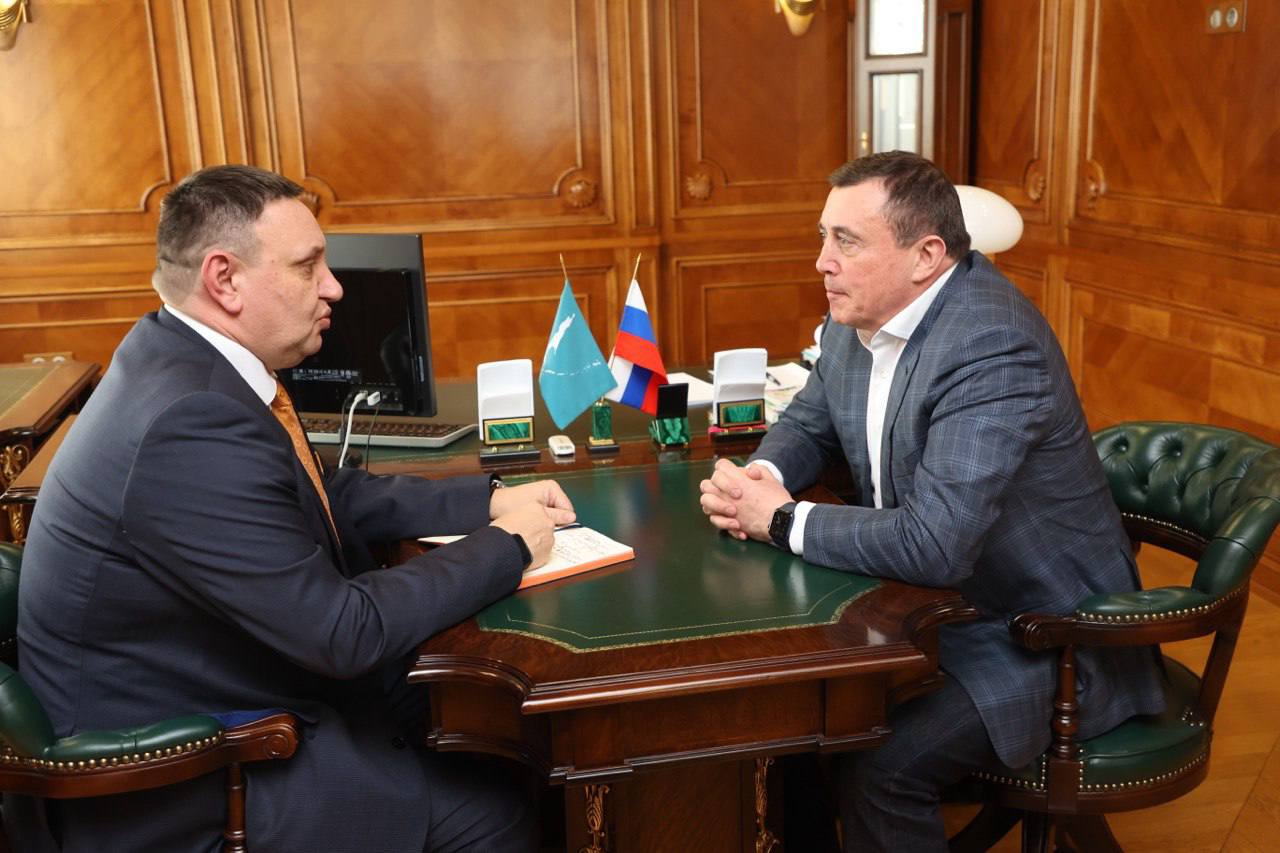 Принял отставку министра здравоохранения Сахалинской области Владимира Кузнецова В ближайшее время он станет ректором Тихоокеанского государственного медицинского университета филиал которого в этом году заработал на Сахалине Благодарю Владимира Вячеславовича за работу на благо сахалинцев и курильчан Вместе мы прошли пандемию коронавируса внедряли систему 1 300 боролись с дефицитом врачей и льготных лекарств привлекли к помощи пациентам неравнодушных волонтеров проводников здоровья наладили лечение и реабилитацию наших воинов в областных учреждениях здравоохранения Искренне надеюсь что и на своем новом посту он будет приносить пользу Сахалинской области ТГМУ для нас главная кузница медицинских кадров Совместно с университетом мы начали учить собственных врачей а ведущие преподаватели вуза помогают области внедрять новые виды медицинской помощи и оперативных вмешательств