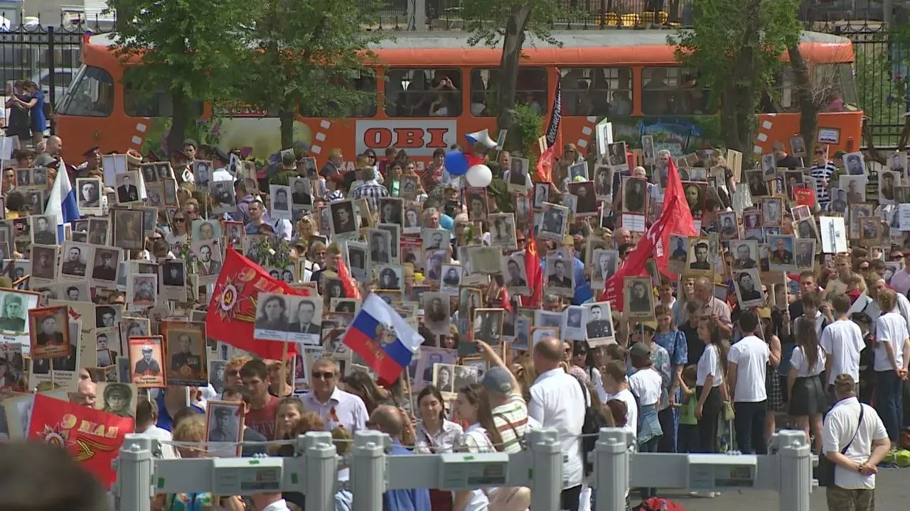 Акция Бессмертный полк в этом году пройдет в России как очно так и в онлайн формате сообщил начальник управления президента РФ по общественным проектам Сергей Новиков Говоря об исторической памяти и о предстоящем Дне Победы 9 мая хочу отметить что у нас безусловно есть общая задача провести его на высоком уровне И акцию Бессмертный полк Там где это позволит обстановка по решению субъектов она пройдет в очном формате а там где этого потребуют соображения безопасности онлайн заявил Сергей Новиков на заседании итоговой коллегии Росмолодежи Подписаться Перейти на сайт MAX
