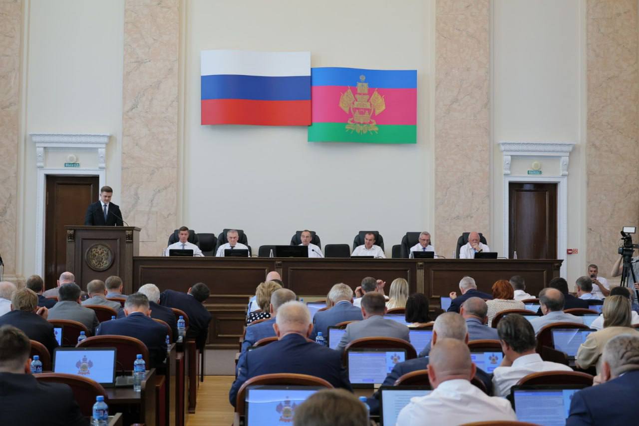 Депутаты Заксобрания Краснодарского края подвели итоги парламентского года. Вениамин Кондратьев поблагодарил законодателей за совместную работу и неравнодушие к Кубани. На завершающей сессии рассмотрели важные вопросы, касающиеся дополнительных мер соцподдержки, сферы торговли, туризма и экологии. Президент поставил задачу обеспечить переход экономики на траекторию сбалансированного роста. С начала года мы неоднократно корректировали краевой бюджет, расставляли приоритеты. В непростых экономических условиях важен каждый рубль. Отмечу, ни одна программа поддержки не была сокращена. Продолжим работать в таком же режиме. Несмотря на парламентские каникулы, наши депутаты продолжат работу в своих избирательных округах, общаясь с жителями. Желаю всем плодотворной работы. Кубань 24