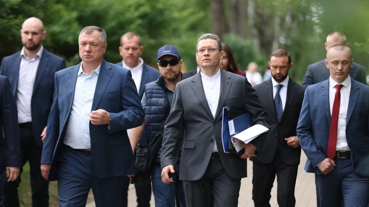 С Заместителем Председателя Правительства Российской Федерации Маратом Шакирзяновичем Хуснуллиным осмотрели центральную набережную реки Вологды. Обсудили предстоящее благоустройство. Планируем провести работы в 2025-2027 годах: устроить ливневую канализацию, провести берегоукрепление, благоустроить пространство, построить пешеходные мостики, привести в порядок берега. Модернизацию набережной будем проводить в несколько этапов. Уже разработали архитектурную концепцию и эскизный проект первой очереди благоустройства. Начнём преображение с зоны у Вологодского Кремля в этом году. Также обновим площадку у памятника К.Н.Батюшкову. Благодаря федеральной поддержке сможем создать красивый облик набережной к 880-летию областной столицы. Подпишись – Филимонов LIVE в Телеграм Подпишись – Георгий Филимонов в ВК