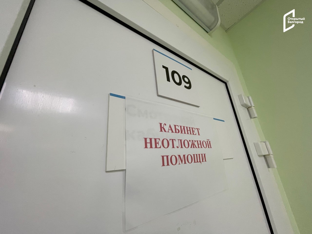 Заболеваемость гриппом и ОРВИ в Белгородской области выросла на 40% за неделю  Сейчас 10 700 белгородцев болеют ОРВИ, сообщила руководитель Роспотребнадзора  области Елена Оглезнева. Этот показатель ниже эпидпорога, но наблюдается стремительный рост. Число госпитализированных за две недели увеличилось на 76%.  От общего числа заболеваний на грипп приходится 37%, на прошлой неделе он составлял всего 15,9%. Доминирует штамм свиного гриппа АH1N109, определяется также циркуляция и гриппа B и гриппа AH3N2.   — Это тот грипп, который даёт серьёзные осложнения. В некоторых случаях может потребоваться не только лекарственное лечение, но и респираторная поддержка. Грипп АH1N1 даёт развитие пневмонии. Он вызывает молниеносную вирусную пневмонию через 48 часов. К концу второй недели может присоединиться бактериальная пневмония, — подчеркнула глава ведомства.  Сейчас полностью ушли на карантин три детских сада Красногвардейского и Ровеньского районов. Закрыты четыре группы в Белгороде, Алексеевском округе и Вейделевском районе. На дистанционное обучение перешли 29 классов в 15 школах Белгорода, Белгородского, Красногвардейского районов, Новоосколького, Шебекинского, Старооскольского и Валуйского округов. В Яковлевском округе на дистант переведены 42 класса пяти школ, рассматривается возможность перевода всех школ округа.  Министр здравоохранения региона Андрей Иконников добавил, что за неделю количество вызовов врача на дом увеличилось на 27%. По его словам, рост заболеваемости может продлиться ещё две недели, после чего ситуация стабилизируется.     Прислать новость