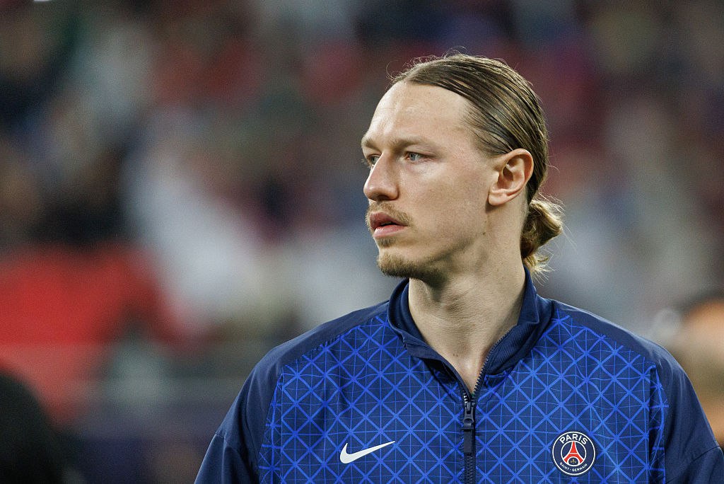 Бывший вратарь сборной Франции Костиль поделился мнением об игре Сафонова в ПСЖ Бенуа цитирует RMC Sport Возможно Матвей обрёл уверенность Он пережил необыкновенный сезон в прошлом году У него есть общая история с командой Есть ощущение что Сафонов пользуется поддержкой в раздевалке он приятен в общении Матвей хорошо выражает мысли на французском он скромный и умеет подбирать нужные слова чтобы расположить к себе людей Сафонов сильный вратарь на линии но ему есть куда расти в плане техники Он может испытывать трудности в верховой борьбе но у него есть смелость противостоять соперникам в воздухе news matchtv Tnani Badreddine Getty Images