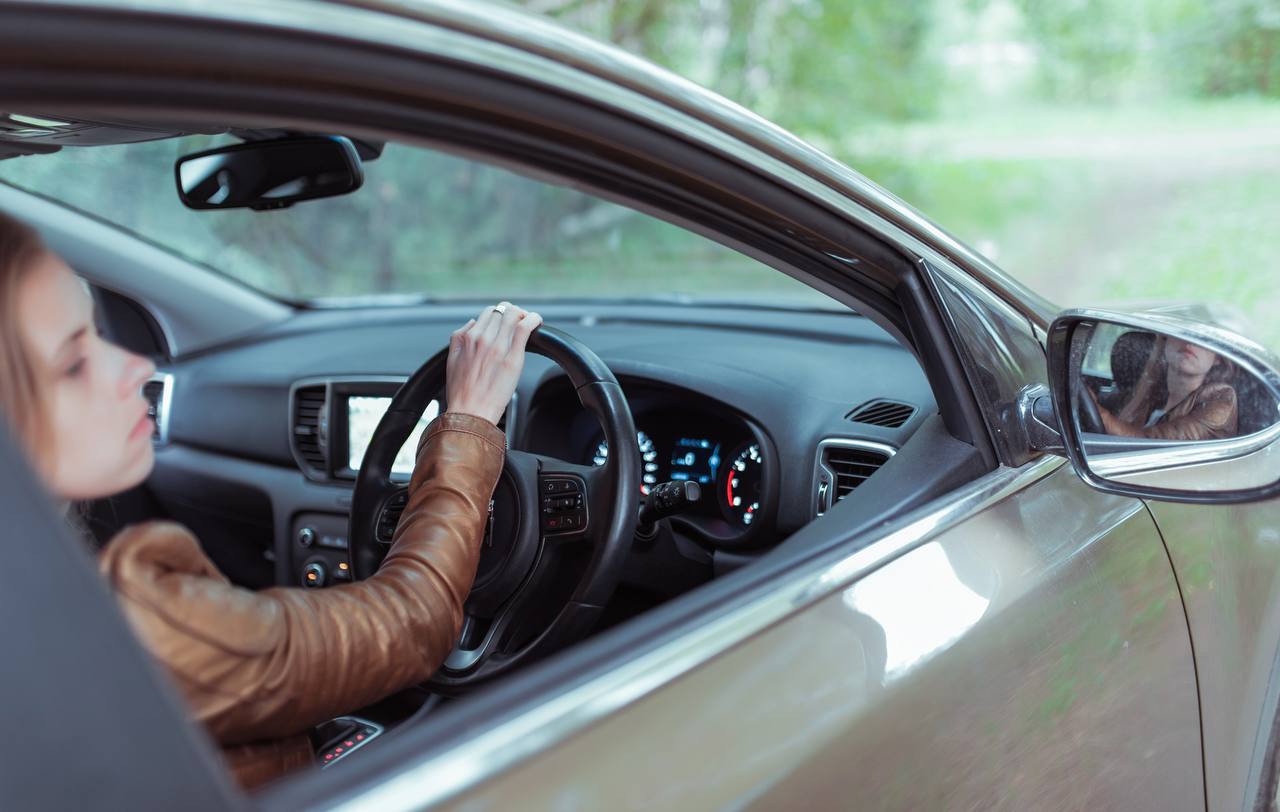 Импорт праворульных автомобилей в Россию снизился на 8 сообщил директор Автостата Сергей Целиков За первые десять месяцев 2025 года было ввезено 185 6 тыс легковых автомобилей Большинство импортированных праворульных автомобилей 98 5 составили машины старше трёх лет Лишь 2 6 тыс единиц что соответствует 1 5 от общего объёма были ввезены в возрасте до трёх лет и растаможены как новые Среди брендов лидирующих по объёму импорта праворульных автомобилей выделяются Toyota 64 тыс шт и Honda 53 2 тыс шт Суммарно на эти две марки приходится почти две трети от общего объёма ввоза В пятёрку наиболее популярных также вошли Nissan 11 тыс шт Suzuki 10 8 тыс шт и Subaru 10 8 тыс шт FOTODOM ТАСС Подписаться на ДП в Telegram MAX