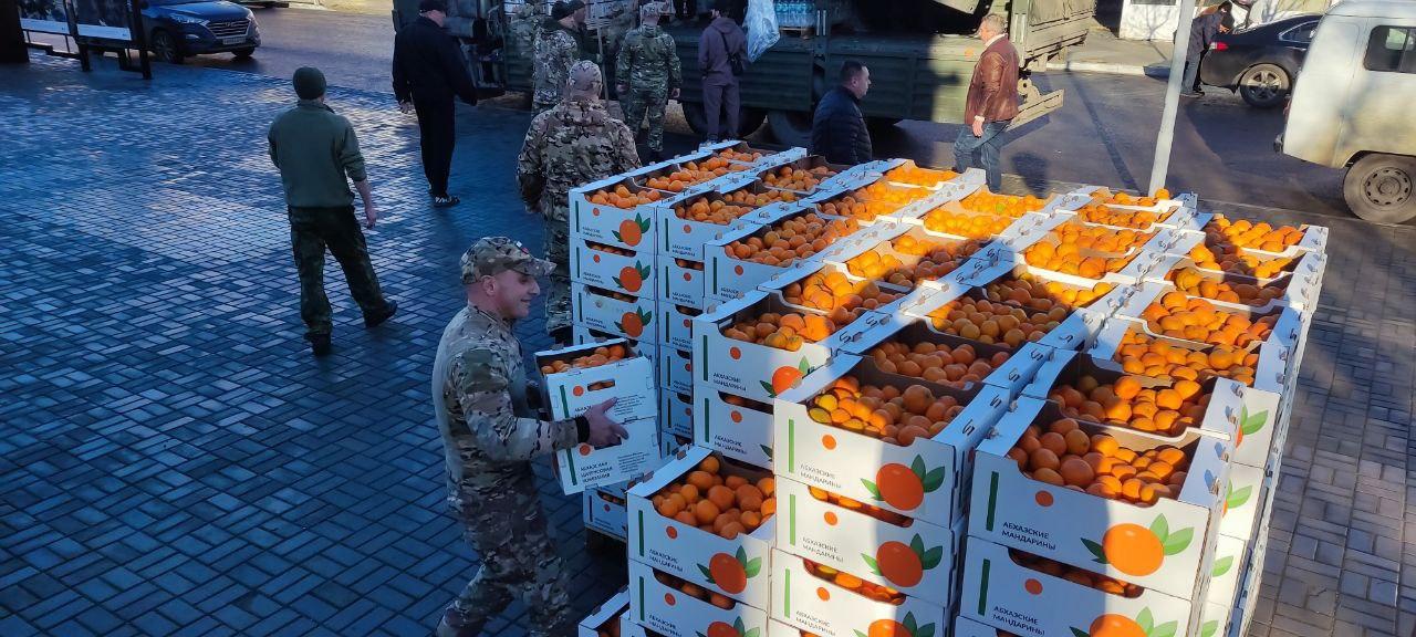 Херсонские судебные приставы помогли разгрузить фуру с мандаринами   В преддверии самого долгожданного праздника года регионы-шефы доставили в Херсонскую область гуманитарную помощь. Новогодний груз, переданный из солнечной Абхазии  через Комитетсемей воинов Отечества по Херсонской области, помогли разгрузить сотрудники Федеральной службы судебных приставов. Постоянное взаимодействие  Службы и Фонда  многогранно. В этот раз помощь понадобилась в разгрузке абхазских мандаринов.   Новогодние праздники всегда ассоциируются именно с этими яркими оранжевыми фруктами, запах которых создаст неповторимое радостное настроение у жителей региона. Часть груза была отправлена действующей армии, а другая часть будет передана главам муниципалитетов, находящихся на линии боевого соприкосновения, для дальнейшей доставки детям, также цитрусовые получат военные госпитали и семьи участников СВО.  #Помощь#Общество