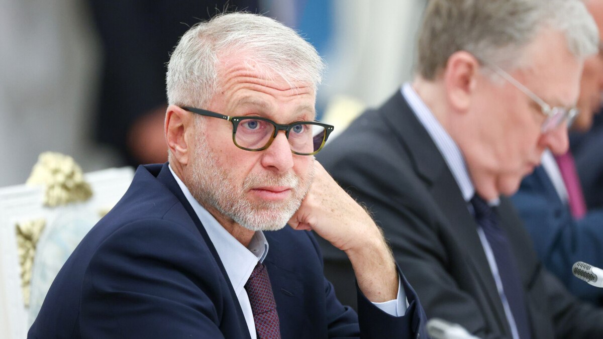  Роман Абрамович заявил, что больше не собирается владеть футбольными клубами Об этом сообщает Daily Mail, ссылаясь на самого российского бизнесмена «Может быть, когда‑нибудь я смогу пойти на матч и попрощаться с клубом должным образом. Меня не интересует никакая роль в футбольном клубе, тем более профессиональном. Возможно, я мог бы помочь академиям и молодежи, предоставляя лучшие возможности для людей из неблагополучных семей, если бы инициатива могла сдвинуться с мертвой точки. Но что касается того, чтобы стать владельцем или играть профессиональную роль в клубе, то с этим я завязал» , – приводит слова Абрамовича британская газета Российский бизнесмен приобрел «Челси» в 2003 году примерно за $187 млн. В мае 2022 года было объявлено, что клуб продан консорциуму во главе с американским бизнесменом Тоддом Боули, сумма сделки составила $4,5 млрд Это и многое другое обсудим вместе с Антоном Анисимовым и гостями программы: Кирилл Зангалис – глава пресс-службы Федерации шахмат России Майкл Бом – американский журналист Михаил Маркелов – действительный государственный советник РФ, журналист В 13:00 на Матч ТВ: РИА Новости/Артем Геодакян