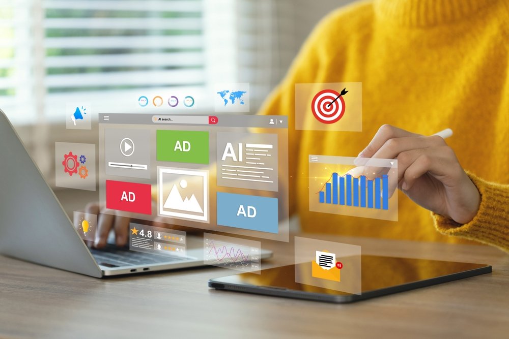 CPM вверх CPC вниз как меняется экономика рекламы на маркетплейсах За три года средний CPM цена за 1000 показов в e commerce вырос на 60 80 в ключевых категориях электроника телеком фарма что отражает переход рынка к зрелой модели монетизации При этом стоимость клика CPC в большинстве сегментов снизилась в 1 5 2 раза в FMCG на 71 так как улучшились таргетинг и качество трафика делая конверсию дешевле Рост цен распределен неравномерно в beauty и учебных товарах CPM почти не изменился 2 9 а в фарме наоборот подскочил из за высокого спроса и конкуренции рекламодателей Ключевой парадокс реклама стала дороже в расчете на показ но эффективнее в расчете на действие что характерно для зрелых цифровых экосистем с отлаженными алгоритмами Теперь выгоднее вкладываться в точные инструменты с чётким таргетингом даже если цена показа высока так как это окупится снижением стоимости целевого действия В итоге побеждает не тот кто платит больше за внимание а тот кто лучше понимает своего покупателя