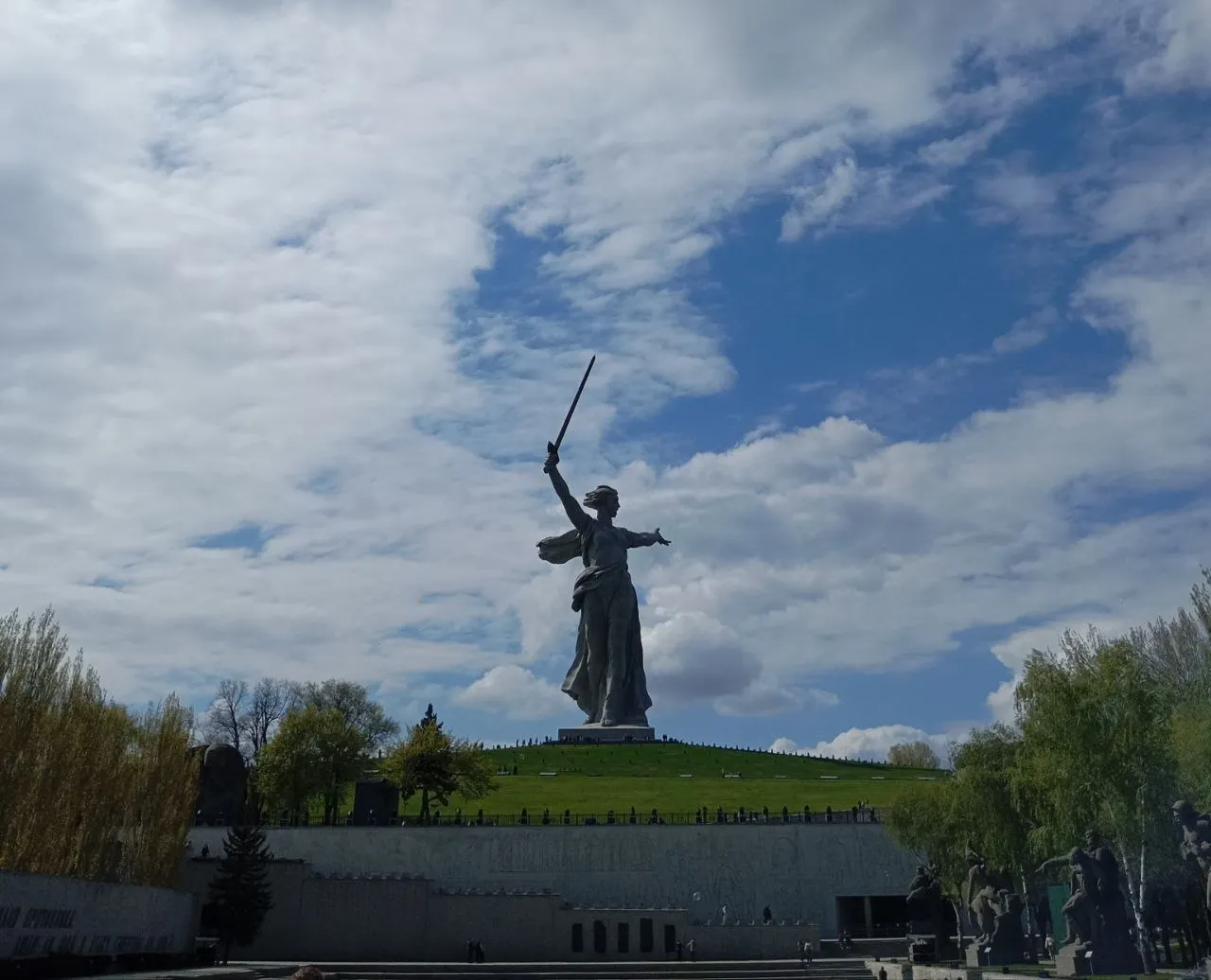 День Победы самый значимый праздник для жителей Волгограда Так считают 77 участников опроса проведенного сервисом SuperJob среди экономически активного населения Новый год занял 2 е место его назвали личным праздником 71 респондентов Далее следуют Международный женский день 49 Рождество Христово 42 и День защитника Отечества 39 Замыкают список Праздник Весны и Труда 30 День России 25 и День народного единства 18 Лишь 8 опрошенных признались что ни один из официальных праздников не имеет для них личного значения