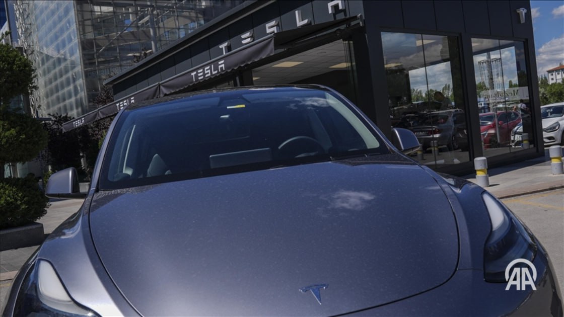Продажи автомобилей марки Tesla в странах Европейского союза в июле снизились на 42 4 по сравнению с тем же месяцем прошлого года Как сообщил Европейский союз автопроизводителей ACEA количество новых регистраций автомобилей Tesla в Европе продолжает уменьшаться Таким образом падение продаж американской компании принадлежащей миллиардеру Илону Маску длится уже седьмой месяц подряд В июле прошлого года в странах ЕС было продано 11 465 автомобилей Tesla а в этом только 6 600 Доля марки на рынке новых автомобилей ЕС сократилась с 1 3 до 0 7 Подробнее на нашем сайте http v aa com tr 3671285 24 7 в сутки с Агентством Анадолу