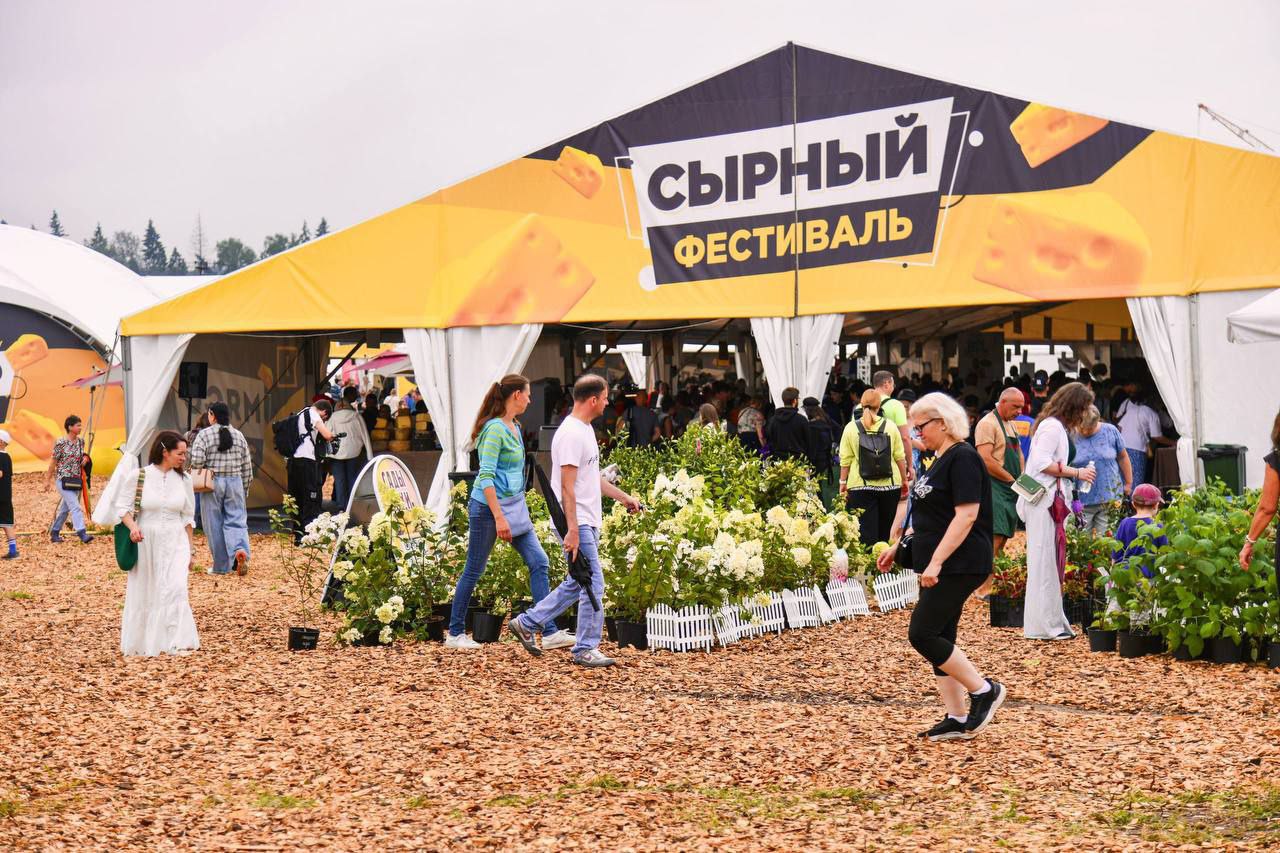 Серпуховские предприниматели на фестивале «Сыр. Пир. Мир»  С 1 по 3 августа в деревне Дубровское прошел гастрономический фестиваль «Сыр. Пир. Мир», собравший фермеров из 54 регионов России и множество гурманов.   Городской округ Серпухов представили пасека «Медовый сад», сыроварня «Велеми» и эко-ферма «ОГО-РОД».  Фестиваль, начавшийся в 2015 году как небольшая ярмарка, стал крупнейшим гастрособытием лета, предлагая авторские сыры, мясные и рыбные деликатесы, живую музыку и народные гуляния.  Наталья Федорова из эко-фермы «ОГО-РОД» отметила растущий интерес к качественным продуктам и подчеркнула важность стабильного качества для успешного продвижения.