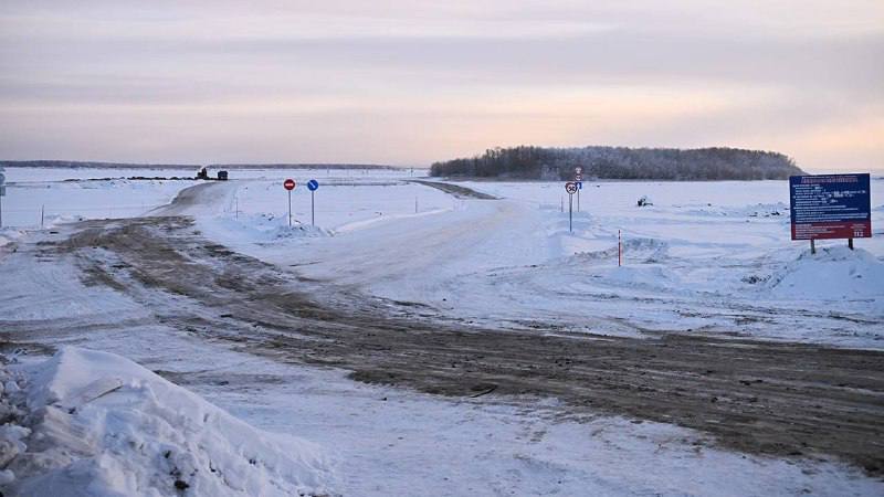 В Якутии досрочно открыли движение по ледовому автозимнику «Якутск – Нижний Бестях»   Установлена грузоподъемность проезда автотранспорта массой до 4 тонн.