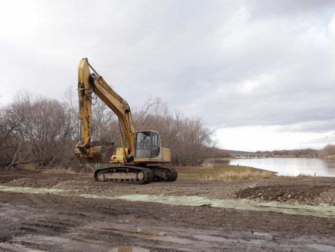 На Камчатке обустраивают рыболовные участки на реке Авача В Елизовском районе продолжается обустройство участков для любительского лова на реке Авача сообщает РАИ КАМЧАТКА ИНФОРМ со ссылкой на администрацию муниципалитета В июне 2025 года завершились работы по планировке берега и обустройству площадки для рыбаков на популярном месте лова на реке Авача Печке В список обустройства мест любительского лова также вошли ещё два места для спуска лодок в районе 13 го кордона Кривун и Плиты Сейчас работы ведутся на подъезде к реке в районе спуска Кривун Идет обустройство подъездного пути протяжённостью 700 метров Учитывая сложные особенности ландшафта и близость к реке подрядчик планирует выполнить очистку полосы отвода дороги от растительности устройство водопропускных труб и Читать на сайте