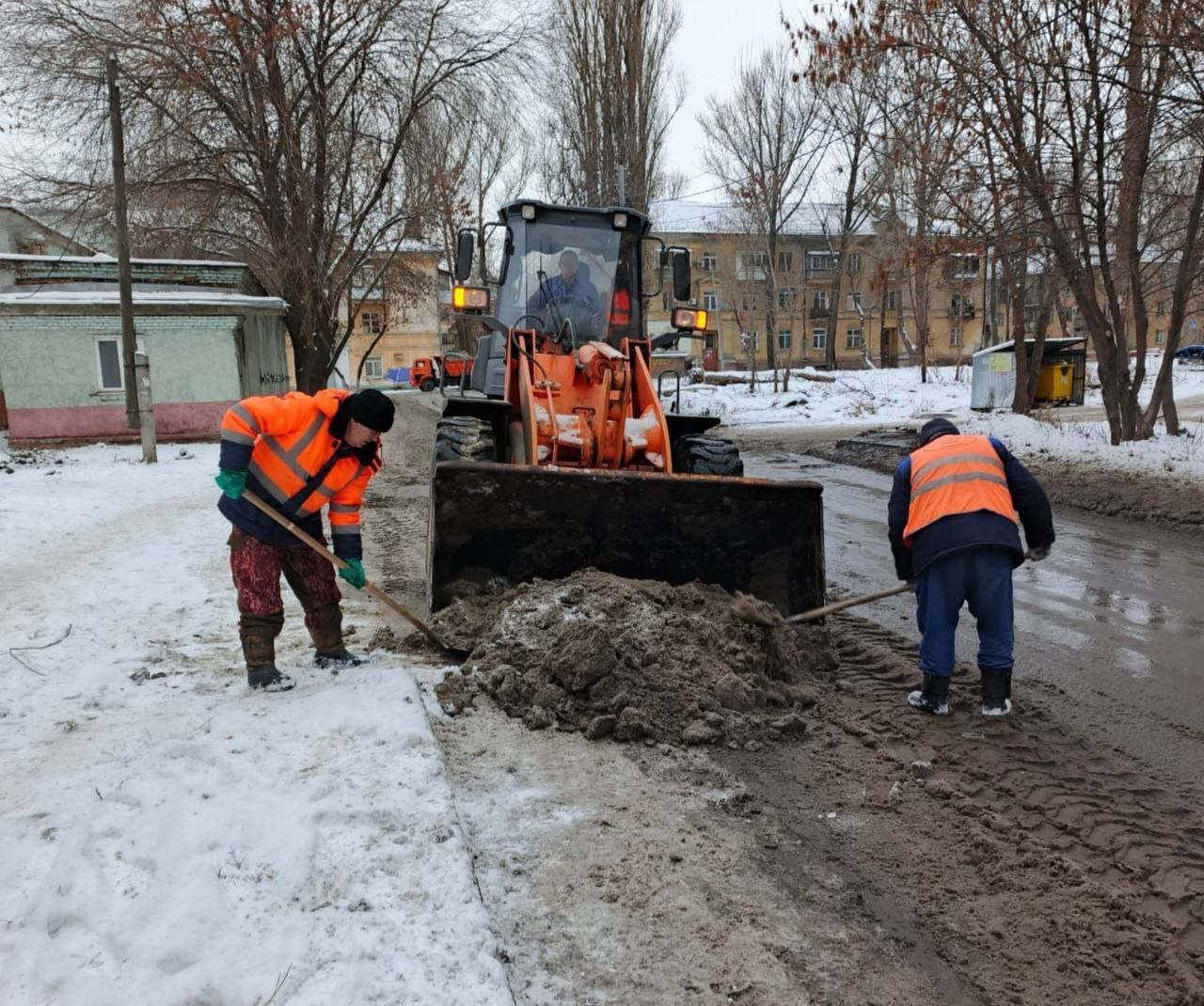 Продолжается уборка города от снега и наледи  В течение дня в уборке было задействовано 146 единиц специализированной техники и 87 рабочих     Механизированное подметание тротуаров и проезжей части дорог, расчистка лестничных маршей, подходов к остановочным павильонам и учреждениям социальной сферы, а также обработка территорий противогололедными материалами выполнялись по улицам: Свинцовая, Б. Садовая, Емлютина, Вокзальная, Астраханская, Железнодорожная, Хользунова, Мичурина, Рабочая, Студеная, Антонова, Лесная Республика и др.    Подробнее о мероприятиях, реализованных в районах города, можно узнать по ссылкам:  Ленинский; Заводской; Волжский; Октябрьский; Кировский; Фрунзенский; Гагаринский.  Напомним, работы ведутся круглосуточно.