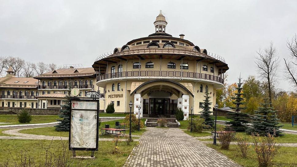 В Ярославской области продлили торги по продаже гостиничного комплекса В Ростове Великом продлили прием заявок на покупку гостиничного комплекса на улице Окружной Отель продают через публичное предложение Стартовая цена 607 58 миллиона рублей минимальная 303 7 миллиона Аукцион идет на понижение Пока потенциальных инвесторов нет но торги не закрываются 20 октября их продлили Теперь заявки принимают до 20 ноября а аукцион назначен на 25 ноября Организатором торгов выступает Российский аукционный дом а владельцем имущества министерство имущественных отношений Ярославской области Гостиничный комплекс занимает 6 2 тысячи квадратных метров и имеет участок площадью более 13 тысяч квадратных метров В отеле 51 номер ресторан на 80 мест и банкетный зал на 25 мест Новости Отели ПродажаОтеля ОтелиЯрославскойобласти Новости Отелей