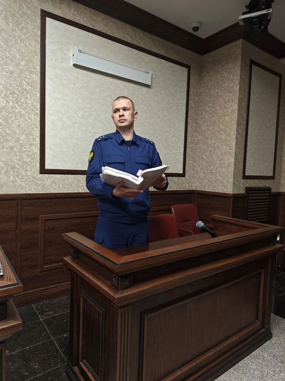 Вынесен приговор по уголовному делу о приготовлении к террористическому акту  Южный окружной военный суд вынес приговор по уголовному делу в отношении трех иностранных граждан Они признаны виновными по ч 1 ст 30 п а ч 2 ст 205 УК РФ приготовление к совершению теракта совершенное организованной группой ч 2 ст 205 5 УК РФ участие в деятельности террористической организации ч 1 ст 30 ч 3 ст 223 1 УК РФ приготовление к незаконному изготовлению взрывчатых веществ и взрывных устройств совершенное организованной группой В суде установлено что подсудимые являясь сторонниками радикальных взглядов действуя по заданию неустановленного участника незаконной группировки планировали совершить взрыв на территории Центрального рынка в городе Георгиевске В целях реализации задуманного злоумышленники приобрели компоненты для изготовления самодельного взрывного устройства которые хранили у себя дома Противоправную деятельность выявили и пресекли сотрудники УФСБ России по Ставропольскому краю  С учетом позиции государственного обвинителя суд назначил подсудимым наказание от 16 до 18 лет лишения свободы с отбыванием части наказания в тюрьме сроком от 4 до 5 лет а оставшейся части в исправительной колонии строгого режима со штрафами в размере от 550 до 650 тысяч рублей каждому  Приговор суда не вступил в законную силу   Сайт MAX ТG ВК ОК Обратиться в прокуратуру