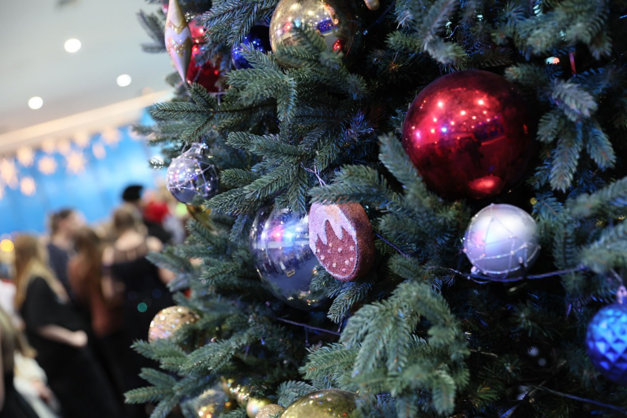 Вениамин Кондратьев пригласил сына участников СВО и победившего лейкоз мальчика на губернаторскую елку С такой просьбой к главе региона обратились жители во время Прямой линии Видеообращение для Вениамина Кондратьева записал 9 летний Максим Басов из поселка Мостовского который перенес лейкоз Он рассказал что мечтает стать блогером встретиться с главой региона узнать как проходит его рабочий день а еще побывать на главном новогоднем празднике края Самое главное это здоровье Тогда в жизни обязательно все получится Приглашаю тебя на губернаторскую елку Там все и обсудим ответил Вениамин Кондратьев Читайте нас в MAX