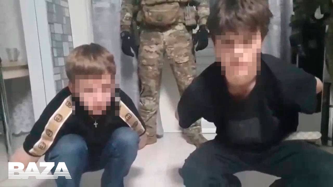 Двоих подростков приговорили к 7 и 7 5 годам колонии за поджог вертолёта в Омске Их также обязали возместить ущерб в 668 миллионов рублей В сентябре 2024 года 16 летний Роман и Антон проникли на местную авиабазу и бросили в самолёт Ми 8 коктейль Молотова в результате кабина машины полностью сгорела Школьников задержали в течение суток На допросе парни рассказали что неизвестные собеседники из Телеграма пообещали им за диверсию 20 тысяч долларов но так и не заплатили Подростков признали виновными по статье о совершении теракта по предварительному сговору До совершеннолетия они будут содержаться в воспитательной колонии затем в колонии общего режима Задонатить через бота Patreon