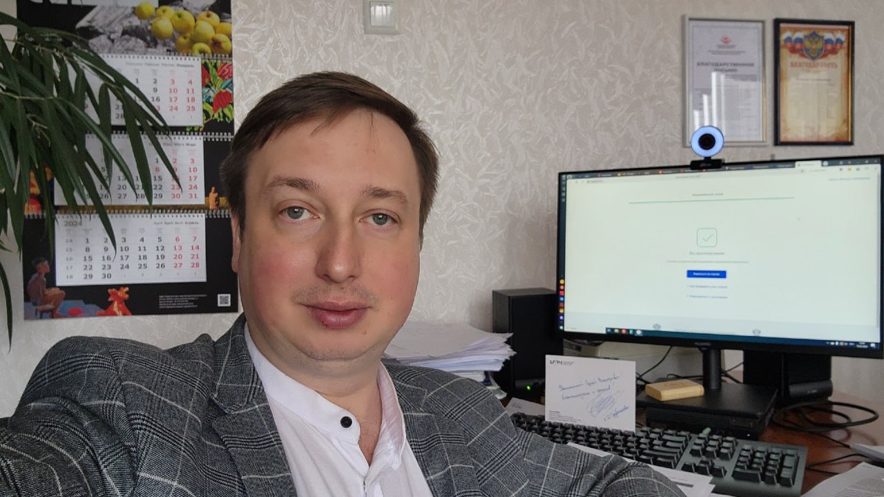 Новым руководителем ярославского ТЮЗа стал Сергей Конев 16 сентября его представили коллективу Сергей Конев имеет профильное образование Более шести лет он занимал руководящие должности в учреждениях культуры Курской области Последние три года возглавлял один из старейших театров России Курский государственный драматический театр имени А С Пушкина Фото Сергей Конев Vk com