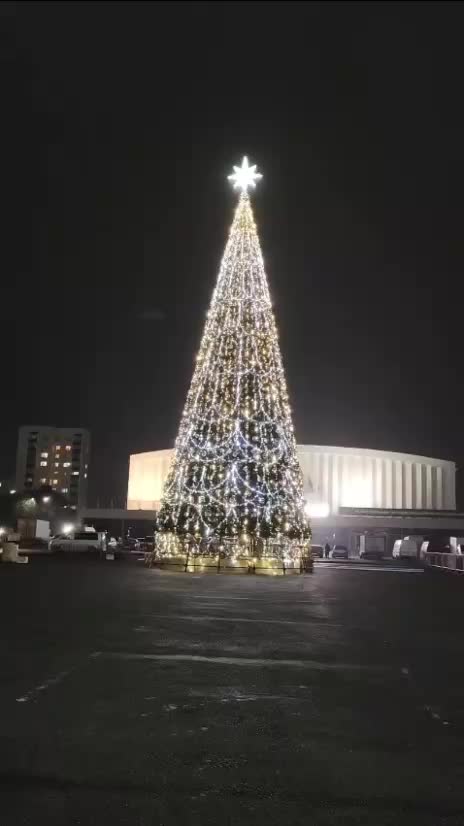 В Улан-Удэ готовят зимнюю сказку: почти 5 км гирлянд и 886 шаров на главной ёлке