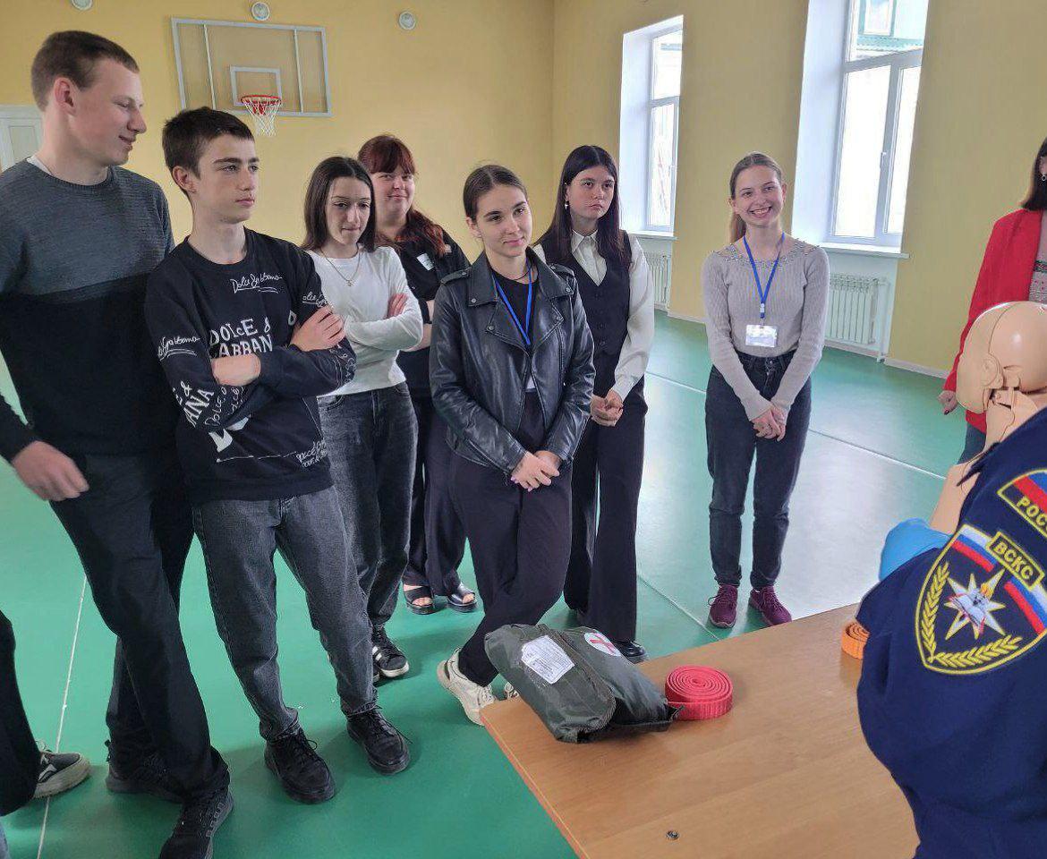 Интерактивный урок безопасности В Алексеевской школе Генического муниципального округа прошел насыщенный мастер-класс от Херсонского регионального отделения ВСКС! Около 40 учеников погрузились в мир безопасности, изучая пожарную безопасность и правила оказания первой помощи. Добровольцы ВСКС не просто читали лекции, а провели интерактивное занятие, где ребята смогли попробовать себя в роли спасателей! Что было в программе: Оказание первой помощи: Накладывание жгута, искусственное дыхание, безопасная транспортировка пострадавшего – всё отработано до мелочей! Мастер-класс на манекене: Под чутким руководством добровольцев, школьники освоили правильное проведение искусственного дыхания, что критически важно в экстренных ситуациях. Пожарная безопасность в деталях: Школьники примерили форму пожарных, познакомились с оборудованием и узнали, как действовать при возгорании. Судя по восторженным отзывам, этот день запомнится школьникам надолго! #Херсонское_РО_ВСКС #ВСКС #Молодежь #Образование
