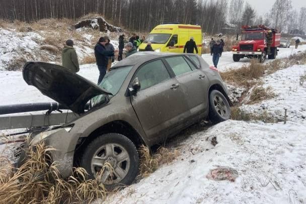 В Касимово Toyota протаранила столб. В больнице двое, в том числе ребенок  Как сообщили в ПСС Агалатово, в 12:14 поступила информация о ДТП в деревне Касимово. На место происшествия выехал дежурный караул пожарно-спасательной службы.   Судя по кадрам с места происшествия, на дороге Toyota Rav4 влетела в столб. Основной удар пришелся на переднее пассажирское сиденье.  В ДТП, по данным ПСС Агалатово, пострадали два человека, в том числе ребенок. Пострадавшие госпитализированы с различными травмами. По информации 47news, помощь потребовалась 10-летней девочке. Жизни и здоровью взрослого ничего не угрожает.   "ОУ "Пожарно-спасательная служба МО" Агалатовское", vk.com