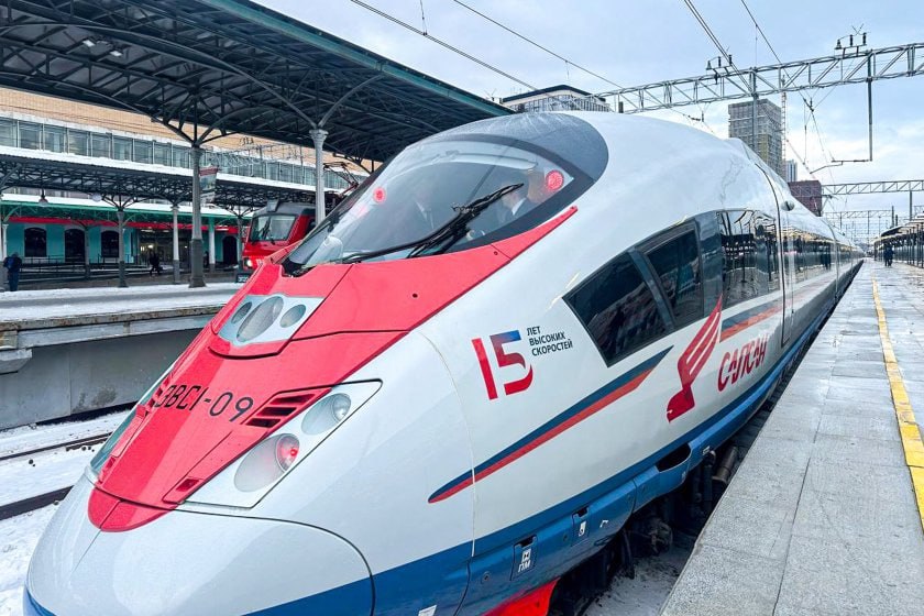 Сапсан планируется запустить из Москвы в Казань Министр транспорта РФ Андрей Никитин сообщил что это может произойти после запуска первой очереди высокоскоростной магистрали ВСМ между Москвой и Петербургом С вводом в эксплуатацию первой линии ВСМ организация движения поездов Сапсан и Аврора действительно будет изменена Они будут переведены на другие загруженные маршруты возможно в направлении Казани Также мы рассмотрим и другие варианты Фото ТАСС Подписаться на Российскую газету в Читать нас в MAX