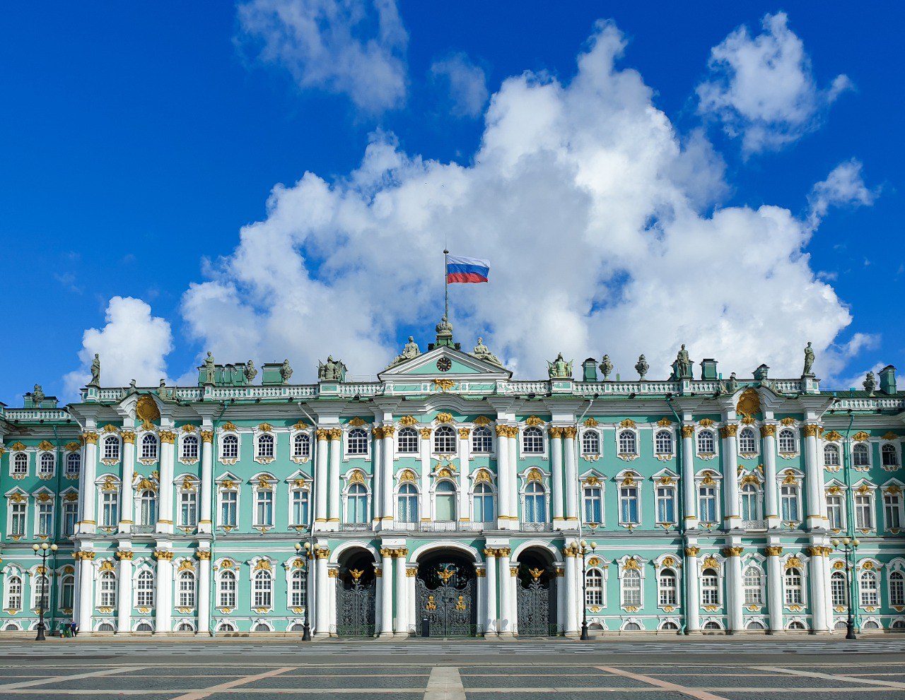 Эрмитаж объявляет бесплатные праздничные дни Расширяя социальную программу музей вводит бесплатные дни для всех категорий посетителей Эти дни приурочены к государственным праздникам и значимым для страны датам Календарь бесплатных дней Эрмитажа 7 января Рождество 23 февраля День защитника Отечества 8 марта Международный женский день 12 апреля День космонавтики 18 мая Международный день музеев 5 октября День учителя 4 ноября День народного единства 7 декабря День Эрмитажа День Святой Екатерины 1 сентября в День знаний вход в Эрмитаж бесплатный для всех школьников учащихся колледжей и техникумов студентов вузов Если праздник выпадает на выходной день музея бесплатное посещение будет организовано в ближайший к празднику рабочий день В летние месяцы музей не проводит бесплатные дни по причине большой загруженности Каждый рабочий день музея действует бесплатный вход для льготных категорий их перечень приведён на сайте Фото Алексей Бронников