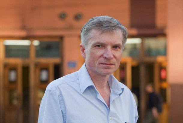 Судья которая арестовывала депутата Алексея Горинова по делу о фейках подала в отставку В июле она попала под санкции Великобритании Как обнаружили Осторожно новости сегодня судья Пресненского суда Катерина Кириченко подала заявление об отставке квалификационная коллегия судей Москвы эту просьбу рассматривать не стала вопрос решат в начале следующего года Планируется что последним рабочим днём судьи станет 31 января Кириченко была судьёй Пресненского суда с 2018 года Её самое известное участие в политических делах арест по делу о фейках депутата Красносельского района Алексея Горинова Горинов по итогу получил 7 лет колонии и стал первым в России человеком осуждённым по этой статье Сама Кириченко в июле 2025 года попала под санкции Великобритании именно из за вынесения этого решения