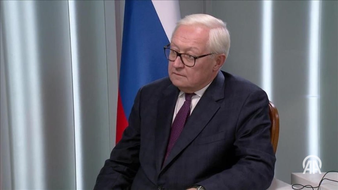 Рябков: Угрозы новых санкций со стороны США стали обыденностью для РФ Угрозы новых санкций со стороны США стали обыденностью для РФ. Об этом заявил журналистам замглавы МИД РФ Сергей Рябков. «Есть в Вашингтоне, я бы назвал так, санкционные потуги, которые нельзя сбрасывать со счетов. Но по большому счету угрозы новых санкций для нас уже стали обыденностью. Это, конечно, момент важный, но не определяющий. Мы знаем, как противостоять санкциям», - сказал замминистра, слова которого приводят российские СМИ. Он отметил, что за последние годы были созданы отработанные инструменты и схемы, позволяющие «в значительной мере восполнять те или иные потребности за счет импортозамещения». Рябков также прокомментировал тему введения пошлины в 500% против торговых партнеров РФ. ↘ Подробнее на нашем сайте: v.aa.com.tr/3627076 24/7 в сутки с Агентством «Анадолу»