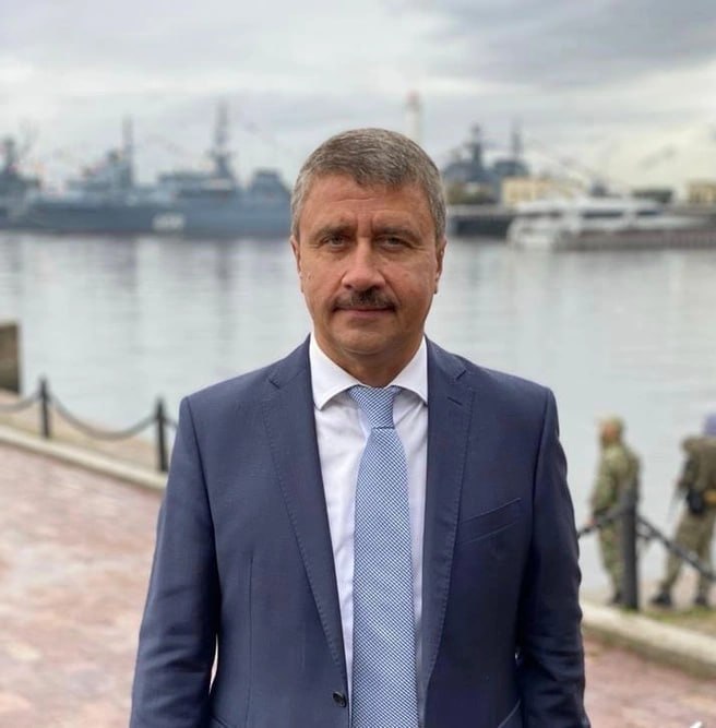 СМИ сообщили о работе сотрудников ФСБ в кабинете главы Кронштадта Андрея Кононова Работников службы безопасности интересуют контракты одной из компаний По данным Фонтанки эта фирма последние два года получила сразу несколько крупных подрядов на благоустройство Кронштадта и кратно нарастила портфель госзаказа Подписаться на Говорит Москва Telegram VK MAX