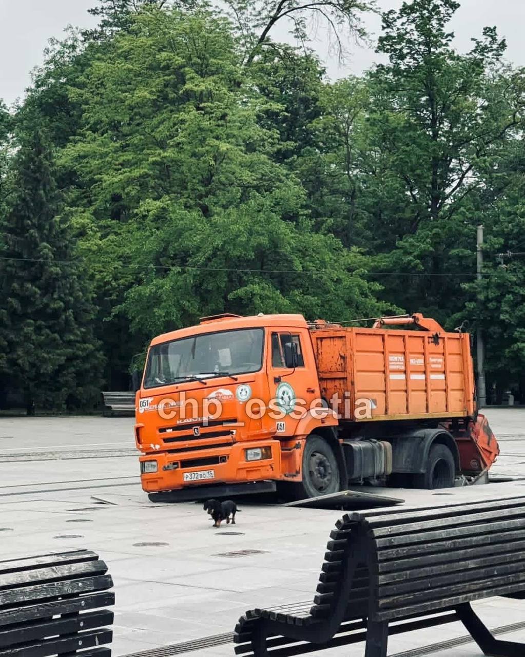 Фонтан у Дома правительства во Владикавказе ставит ещё звёздочку на фюзеляж — в этот раз в него провалился мусоровоз-пишет Mash Жертвами светомузыкального монстра уже стали несколько КамАЗОВ и автобус. Власти даже подумывали перенести фонтан на другое место, но не договорились с меценатом.