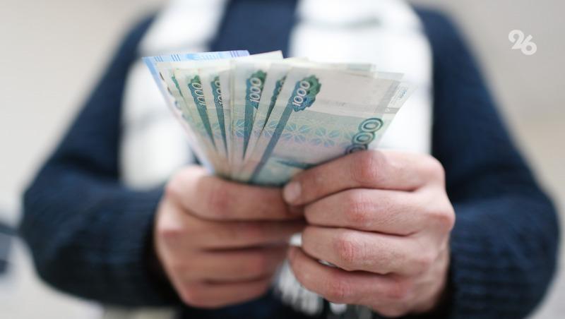 Среднюю зарплату врачей в регионе назвал глава минздрава Ставрополья Ставропольские врачи в среднем получают 88 тыс. рублей, рассказал на пресс-конференции в РИЦ СК министр здравоохранения Ставропольского края Юрий Литвинов. Он добавил, что в 2024 году заработная плата докторов составляла больше 79 тыс. рублей. «Зарплата среднего медицинского персонала — 47 тыс. руб. Мы полностью выполняем задачи, поставленные указом президента, о том, чтобы зарплата медиков по отношению к средней зарплате в регионе была более 200%», — рассказал Литвинов. Также он добавил, что зарплаты зависят от количества выполняемой работы.