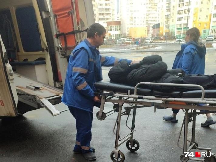 В Челябинске шестиклассница докувыркалась сломала позвоночник на уроке физкультуры 20 ноября образовательном центре 5 шестиклассница получила тяжелую травму во время урока физкультуры Выполняя кувырок девочка почувствовала резкую боль в шее Как пишет 74 RU ученица сделала упражнение неправильно и педагог попросила её повторить после чего и случилась травма После жалоб ученицы учитель просто посадила её на лавочку Подруги отвели девочку в медпункт но школьная медсестра долго не хотела вызывать скорую пока мать пострадавшей не настояла на этом В больнице врачи диагностировали компрессионные переломы трех позвонков Теперь девочке предстоит полгода провести лежа в специальном корсете Школа начала внутреннюю проверку и пообещала оказать семье всестороннюю помощь 74 RU Уралити