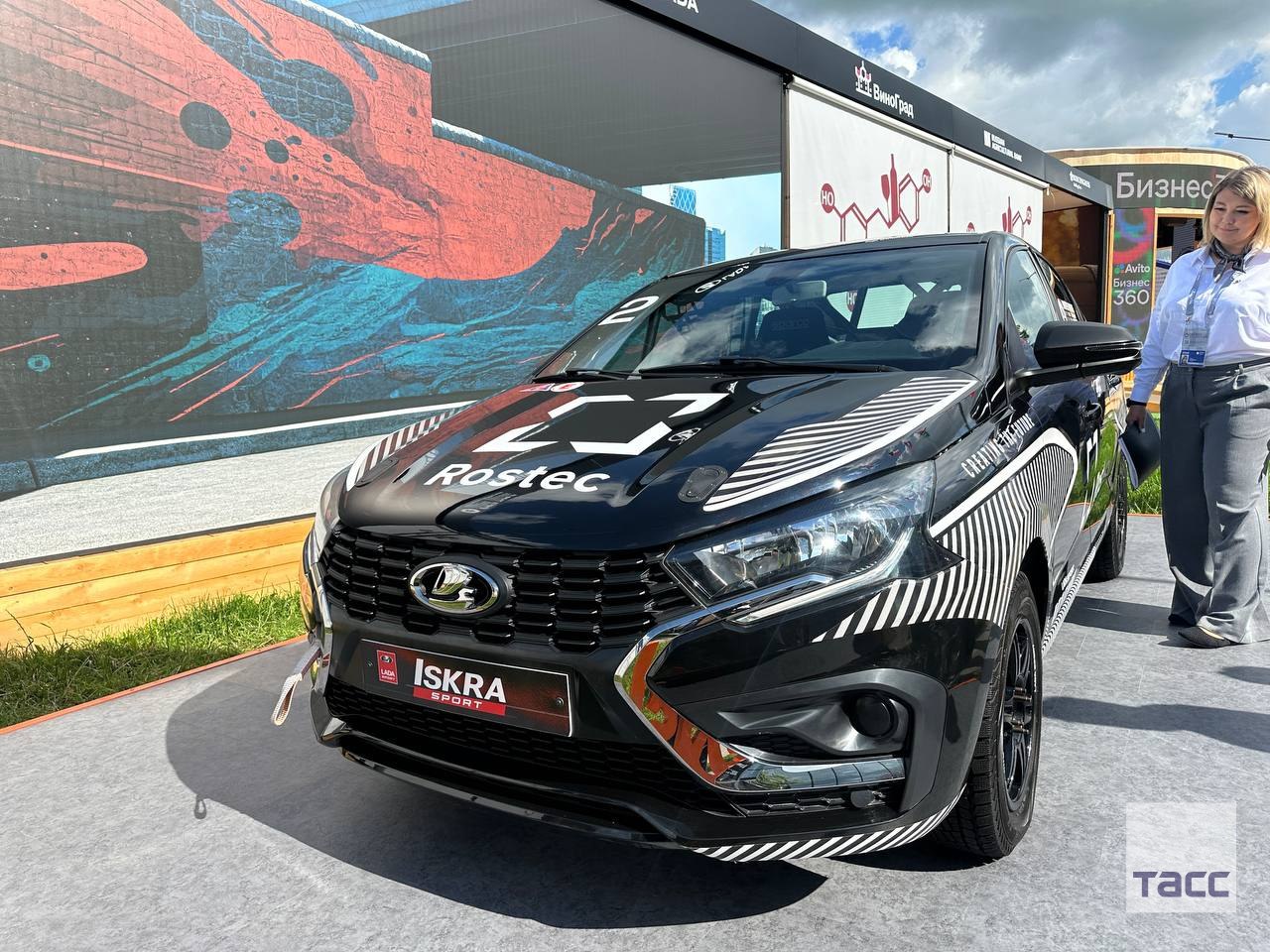 На ПМЭФ представили первый гоночный авто Lada Iskra с усиленным двигателем от "АвтоВАЗа" Как сообщает производитель - обьём двигателя – 1,8 литра, мощность - 173 лошадиные силы. Новая лада способна победить в ралли всех ближайших конкурентов
