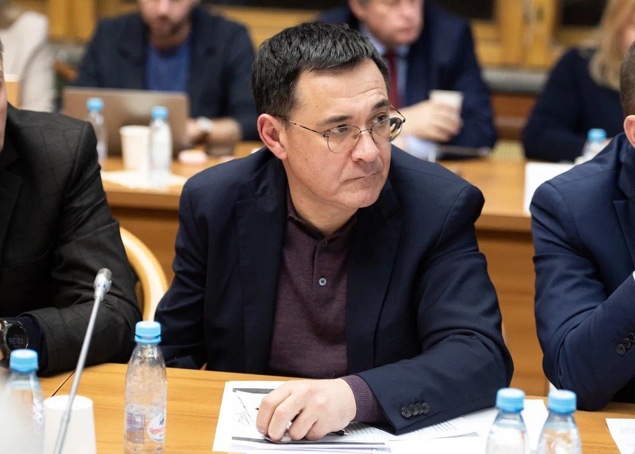 В ЛДПР предложили создать цифровую платформу для учёта газовых баллонов Депутат ЛДПР Валерий Селезнёв заявил о необходимости системного контроля за оборотом газовых баллонов в жилом секторе. По словам депутата, профильные ведомства должны отслеживать количество баллонов, их техническое состояние, сроки эксплуатации и местонахождение. «Все это можно решить через создание соответствующей цифровой платформы и маркировки баллонов, позволяющей создать цифровой паспорт на каждую учитываемую единицу», — подчеркнул парламентарий. Валерий Селезнев отметил, что такие меры позволят сократить число трагедий, подобных взрыву в Саратове, унесшему жизни семи человек.