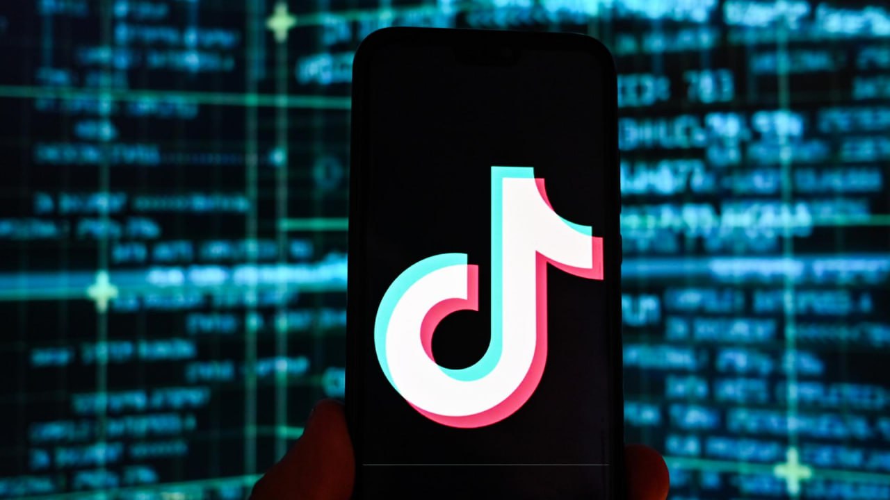 TikTok готовится к возвращению в Россию?  В российском офисе соцсети впервые с момента введения санкций произошли кадровые перестановки. В частности, сменился генеральный директор. Это вызвало слухи о возможном возобновлении работы платформы в стране.  Ранее TikTok ограничил публикацию контента для российских пользователей и перестал вести бизнес-операции в регионе. Однако смена руководителя может свидетельствовать о пересмотре стратегии компании. Официальных заявлений пока не последовало.