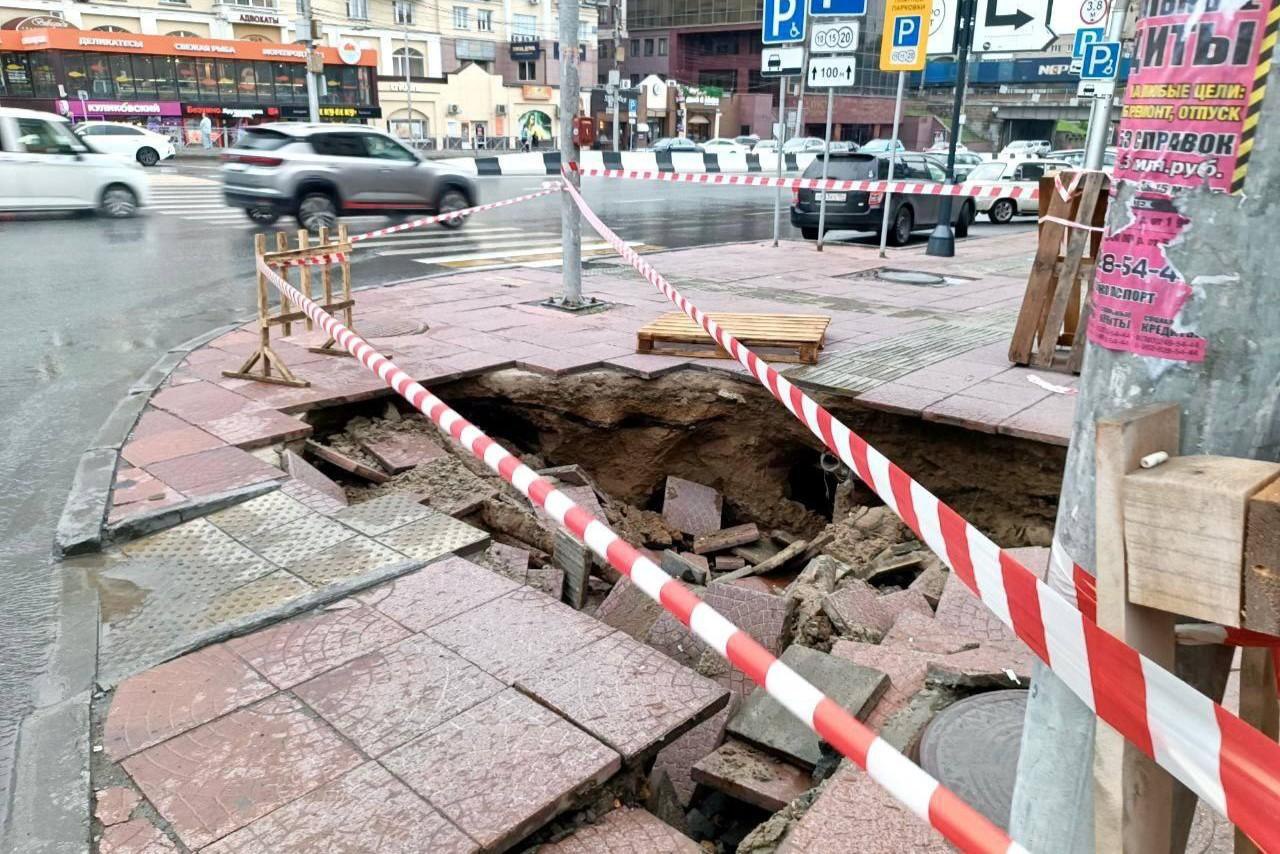 Поскользнулась упала очнулась и пошла в суд Жительница Екатеринбурга отсудила 100 тысяч рублей у подрядчика который плохо отремонтировал тротуар Женщина споткнулась на просевшем асфальте и получила вывих лодыжки Суд установил что ремонт был сделан два месяца назад но уже пришел в негодность При этом гарантия на работы составляла четыре года Подрядчик пытался оспорить решение но суд встал на сторону пострадавшей Он сослался на Гражданский кодекс вред из за недостатков работы должен возмещать тот кто ее выполнял Помимо компенсации морального вреда с компании взыскали расходы на лекарства и юриста Фото telegram канал юриста Евгения Фурина Присылайте фото видео и новости OSTagilCity bot