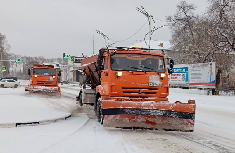 В Белогорске «Автодорсфера» убирает последствия снегопада.   На уборку дорог и улиц вышла техника и люди.  — Так как интенсивность снега была высокой, техника вышла не через 2 часа, как положено, а в течение 40 минут после того, как начался снег, - рассказала мастер предприятия Татьяна Еремич. - На уборку дорог и обработку смесью отсева с противогололедным материалом «Бионорд» вышли 4 комбинированные дорожные машины и два трактора. Поехали снимать уже сформированный достаточно объемный снежный слой, параллельно посыпая дороги, перекрестки, подъемы, спуски.   Уборка дорог ведется по всей ул. Кирова, ул, Красноармейская, ул. Авиационная, ул. Никольское шоссе, ул. 50 лет Комсомола, ул. 9 Мая.  Одновременно ведется ручная уборка, задействованы два грузовика, трактор МТЗ с телегой.   —Утром началась ручная уборка посадочных площадок остановок, подходов к пешеходным переходам, убираем лестничные сходы, спуски и подъемы, - добавила Татьяна Еремич. - Для того, чтобы не накопилось много куч, снег сразу складывается и вывозится. В ручной уборке задействованы 22 человека. Также сегодня убираем путепровод. Убираются лестницы в микрорайоне «Сосновка» и у школы №17. В ночь на уборку дорог выйдут также 4 КДМ, 2 трактора МТЗ, к ним присоединятся еще 2 грейдера. После того, как они почистят, дороги посыпят противогололедными материалами.