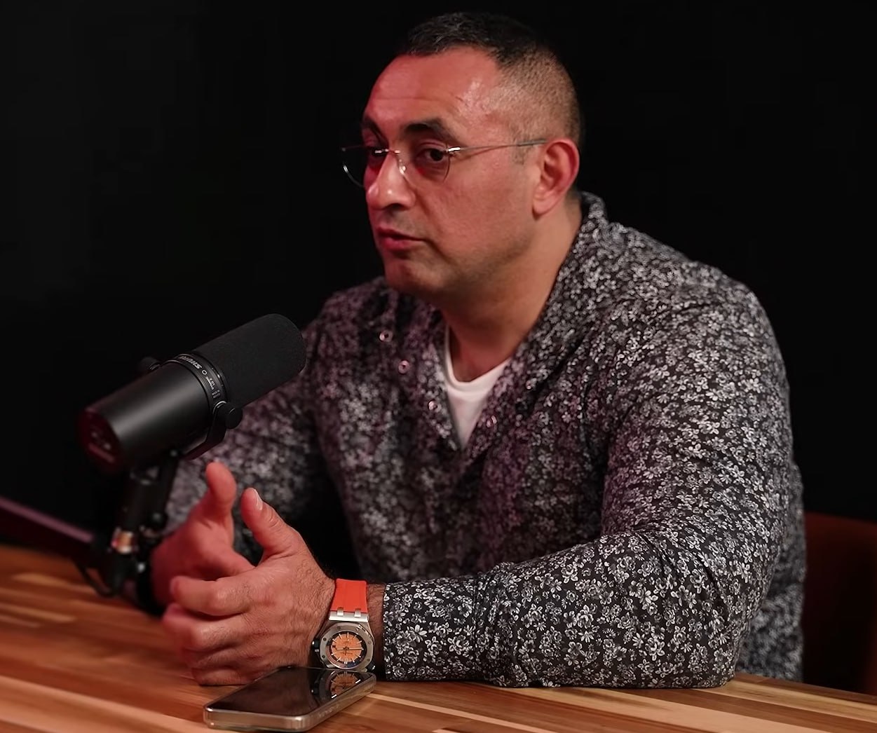 Полиция задержала претендента на роль лидера азербайджанцев Урала Видади Мустафаев претендовавший на роль нового главы диаспоры Урала задержан у делового центра Исеть после посещения элитного фитнес клуба Его подозревают в мошенничестве при продаже земельного участка Ранее Мустафаев критиковал своего предшественника и заявлял о намерении возглавить соотечественников на Урале Youtube Подписаться на Уральский меридиан