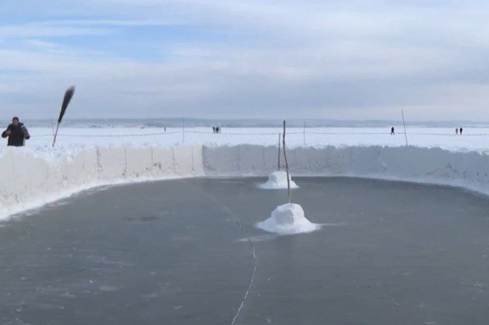 В Иркутске идет подготовка ко дню Крещения На заливе Якоби с 3 января сотрудники храма Александра Невского делают иордань для купания Также до 19 января им предстоит соорудить изо льда крещенский городок Об этом КП Иркутск стало известно из телеграм канала мэра города Руслана Болотова Труд этих иркутян вызывает большое уважение Например Виктор Князев много лет делает иордань на заливе Якоби В любые морозы каждый год он здесь прокомментировал глава областного центра В этот раз он передал работнику специальную шлифовальную машинку которая пригодится Виктору в работе Также готовятся к Крещению и спасательные дорожные службы Они обеспечивают безопасность для жителей и гостей Иркутска