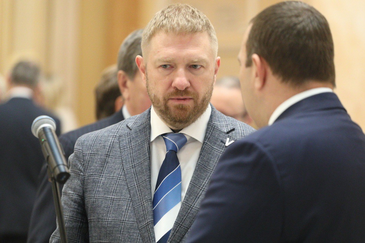 Членство журналиста Александра Малькевича в партии Единая Россия будет приостановлено Руководство петербургского отделения партии Единая Россия намерено приостановить членство журналиста и депутата Заксобрания Петербурга Александра Малькевича Об этом 15 октября сообщил Александр Бельский глава петербургского отделения партии По его словам членство Малькевича в партии будет приостановлено до выяснения всех обстоятельств материалов дела Такое решение связано с разбирательством о растрате средств телеканала Санкт Петербург в 2020 2021 гг Уголовное дело против журналиста завели на прошлой неделе Суд уже избрал в отношении него меру пресечения в виде запрета определённых действий Малькевичу запрещено приближаться к зданию телеканала и вступать в контакт с другими фигурантами расследования Напомним рост расходов на цифровое продвижение телеканала был заметен и в 2022 году Тогда ГАТР провело две госзакупки на общую сумму свыше 82 млн рублей До этих контрактов задачи по продвижению в соцсетях обходились примерно в 975 тысяч рублей ежемесячно после проведения госзакупок эта сумма выросла почти в шесть раз до 5 97 млн рублей в месяц В 2022 году объясняя такое решение Малькевич заявил Телеканал Санкт Петербург в этом году немного увеличил расходы не на своё продвижение а на продвижение своего контента в социальных сетях и в других СМИ На мой взгляд это совершенно понятно и очевидно Мы должны все вместе добиваться того чтобы петербургская повестка что называется заходила в новостных агрегаторах Малькевич занимал должность гендиректора телеканала с 2021 по 2023 год Фото ЗАКС Ру