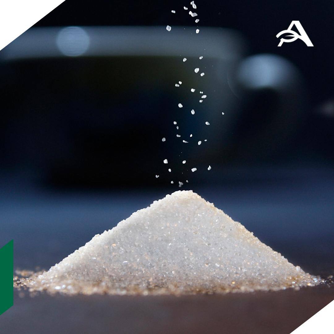 ИКАР оценивает экспорт сахара из РФ в сезоне 2025 2026 в 1 4 1 5 млн тонн Поставки сахара из РФ в сезоне 2025 2026 с августа по июль с учетом накопленных ранее запасов окажется близким к рекорду сезона 2019 2020 1 5 млн тонн сообщается в обзоре Института конъюнктуры аграрного рынка ИКАР В сезоне 2024 2025 экспорт сахара составил около 1 млн тонн С 2025 года возможности экспорта расширяются Иран предоставил странам ЕАЭС беспошлинную квоту на 100 тыс тонн сахара в год уточняется в обзоре Производство сахара в России в сезоне 2025 2026 составит 6 4 6 5 млн тонн В текущем сезоне потребление в РФ оценивается в 5 7 млн тонн Российские оптовые цены на сахар в рублях с небольшими колебаниями снижались с января до начала октября 2025 года после чего стабилизировались agroexpert Наши каналы