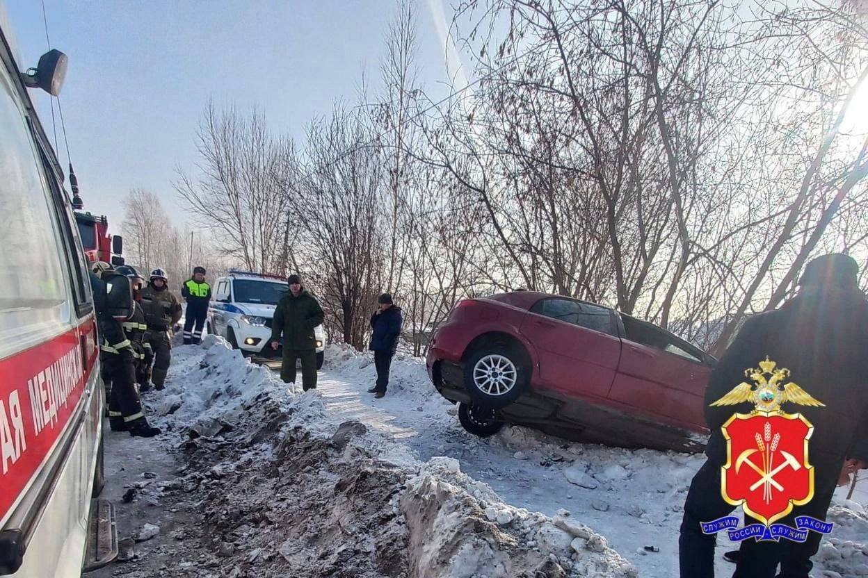 В кузбасском городе Анжеро-Судженск выпивший водитель сбил беременную женщину и её 14-летнего сына. Оба находятся в тяжёлом состоянии.   По данным СМИ, 41-летний Алексей Мусс утром выпил, а уже в полдень сел за руль «Шевроле Лачетти». Мужчина не справился с управлением и вылетел на тротуар, где шли 32-летняя Ольга и её 14-летний сын. В результате ДТП их госпитализировали с многочисленными переломами.   В крови водителя нашли 0,6 промилле алкоголя — это примерно две бутылки пива.   Известно, что Ольга — психолог центра соцобслуживания, она на 5 месяце беременности, у неё тупая травма живота. На данный момент врачи борются за жизнь её будущего ребёнка.     !    Сняли что-то интересное в Новокузнецке? Скидывайте!    Веселый новокузнецкий чат!  Проголосовать за канал    /gorodad. Реклама    .