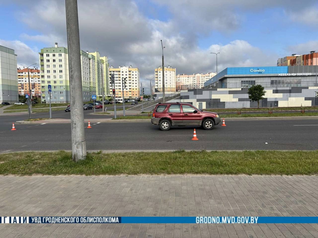 В Гродно совершён наезд на пешехода Сегодня около 07:30 в микрорайоне Ольшанка 41-летний водитель автомобиля «Ford» двигался по улице Огинского. При повороте на улицу Отечественную он не предоставил преимущество в движении 57-летней женщине-пешеходу, которая двигалась по регулируемому пешеходному переходу. В результате дорожно-транспортного происшествия женщину доставили в больницу с повреждениями различной степени тяжести. По факту случившегося назначена проверка. Уважаемые пешеходы, на пешеходном переходе вы имеете преимущество, но лучше дождаться пока транспорт остановится и вас пропустит и только тогда переходить дорогу. УГАИ УВД Гродненского облисполкома