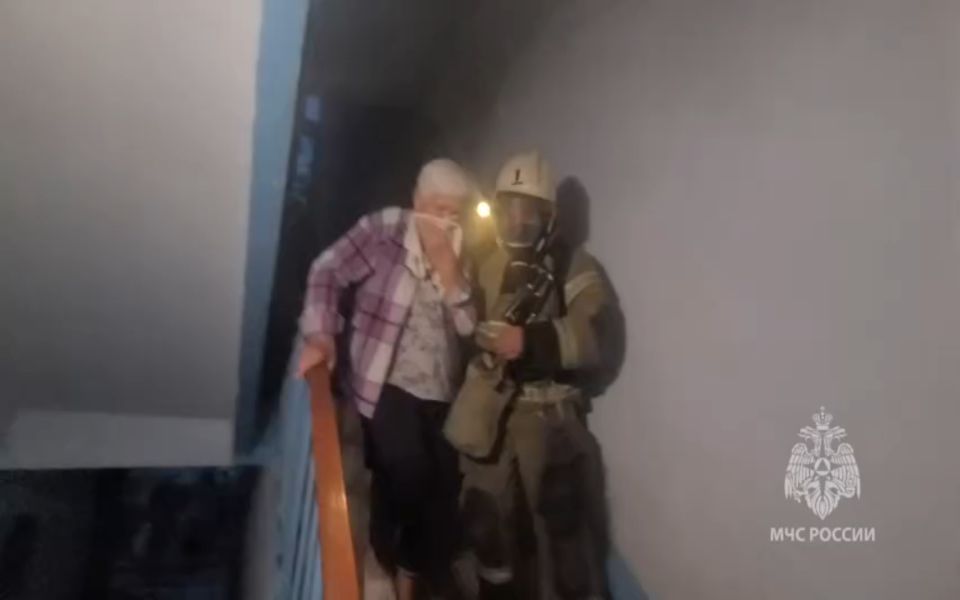 В Крыму на пожаре спасли и эвакуировали 25 человек Среда, 9 июля. «Крым 24».На пожаре в посёлке Молодёжное Симферопольского района эвакуировали 15 человек и спасли 10 человек. Об этом сообщили в пресс-службе ГУ МЧС России по Республике Крым. Пожар произошёл на первом этаже одного из многоквартирных домов. Никто не пострадал. «Проведена разведка звеном газодымозащитной службы. Оперативно эвакуировано 15 человек, 10 человек спасены», – рассказали в МЧС. Огонь локализовали на площади пять «квадратов». Причину установят эксперты. Тушение пожара продолжается. Ранее сообщалось, что в магазине на Приморском пляже Ялты взорвался электросамокат, который стал причиной пожара.В... Подробнее>>>