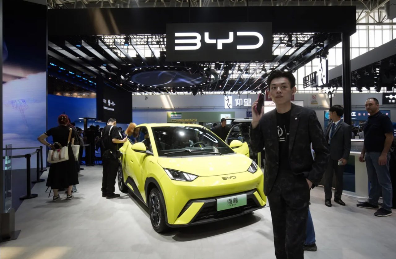 BYD установит продвинутый автопилот на самые бюджетные модели  Компания BYD сделает систему помощи водителю God’s Eye стандартной для автомобилей стоимостью от 100 тыс. юаней  $13,7 тыс. . Всего система помощи водителю появится на 21 модели, включая популярный бюджетный хэтчбек Seagull.   Автомобили с аналогичными функциями от конкурентов обычно продаются по цене более 150 тыс. юаней  $21 тыс. , а некоторые производители взимают дополнительную плату за включение этой технологии.  Новость привела к взлету акции BYD на Гонконгской бирже. Они достигли рекордного максимума, подскочив на 4,5% до HK $345  $44 . Аналитики ожидают, что этот шаг еще больше усилит конкуренцию на китайском рынке электромобилей.  BYD также сообщила о намерении интегрировать в свой автопилот языковую модель DeepSeek.     Новости Китая   ЭКД