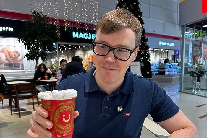 Умер известный в Екатеринбурге блогер Алексей Мельников В Екатеринбурге в возрасте 34 лет умер популярный блогер Алексей Мельников Об этом сообщила его жена Мне кажется я раньше никогда не думала о смерти Мне всегда казалось что количество моих болячек меня доконает первым Но сегодня случилось горе Ушел из жизни любимый муж отец и сын И вопрос один почему он почему сейчас почему так рано У меня нет объяснений у меня просто отняли очень важную часть меня у моей дочери отняли очень важную часть ее жизни написала Марина в социальных сетях Алексей Мельников вел несколько крупных блогов в том числе Афиша Екатеринбург Также у него был личный блог Мельников в городе в котором он публиковал обзоры на заведения Екатеринбурга У Алексея осталась трёхлетняя дочка Портал Uralweb ru выражает соболезнования семье Алексея uralweb ru