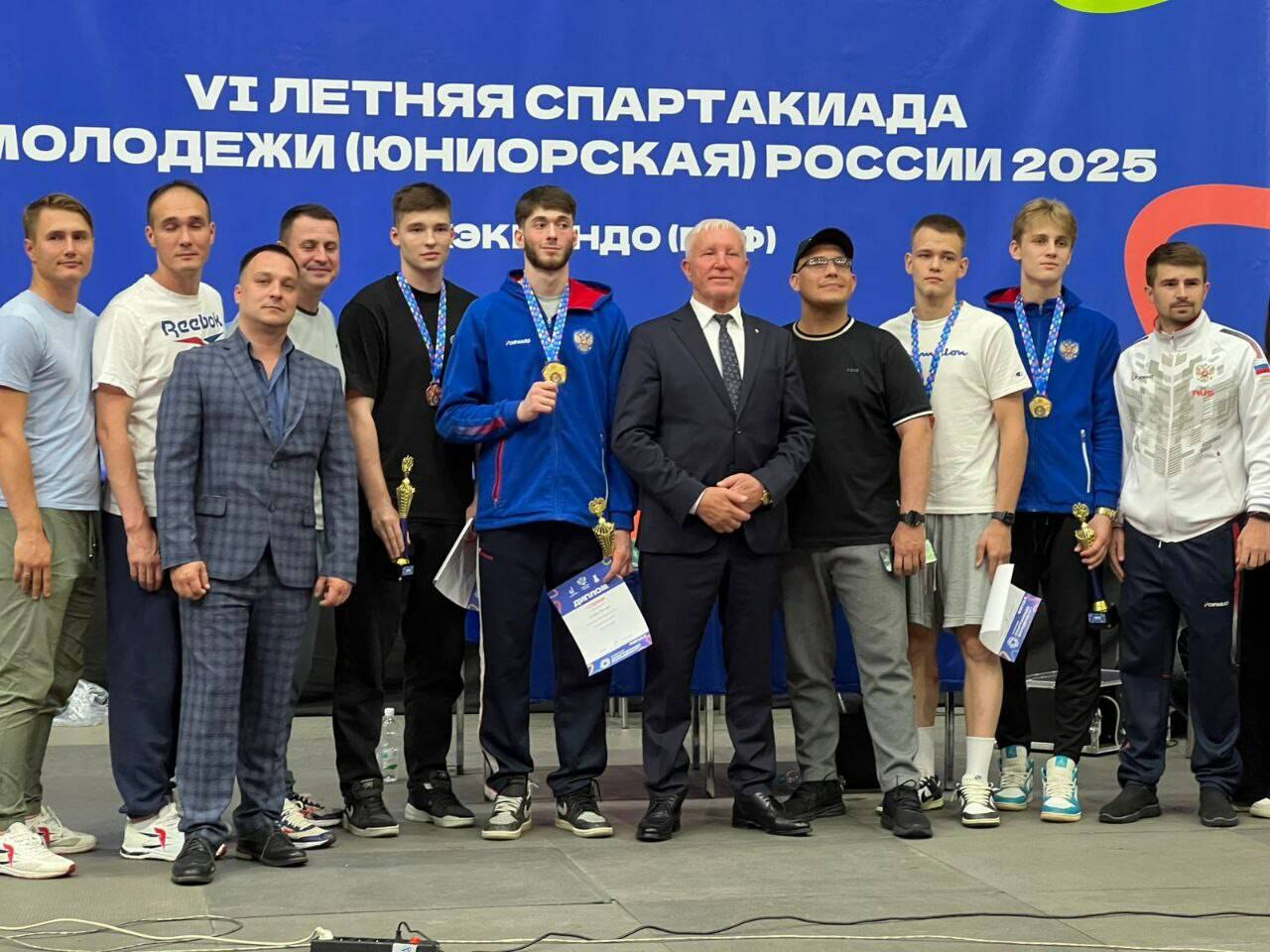 Татарстанские тхэквондисты взяли 6 призовых мест на юниорской Спартакиаде России.  Татарстанские тхэквондисты Муслим Ахтаев, Даниил Бондарь,  Злата Гнеденкова, Артем Горбачев, Даниил Жданов, Виктория Климова, Валерия Колова, Глеб Махеев, Елизавета Нестеренко, Роберт Швецов и Семен Фролов взяли два золота, одно серебро и три бронзы в финале VI Летней спартакиады молодежи России, который прошел в Набережных Челнах.   По итогам юниорского турнира сборная команда Татарстана завоевала третье место в смешанных и первое в мужских  командных соревнованиях. В личном первенстве удалось завоевать упомянутые выше две золотые, одну серебряную и три бронзовые медали в дисциплине Пхумсэ.  Читать полностью