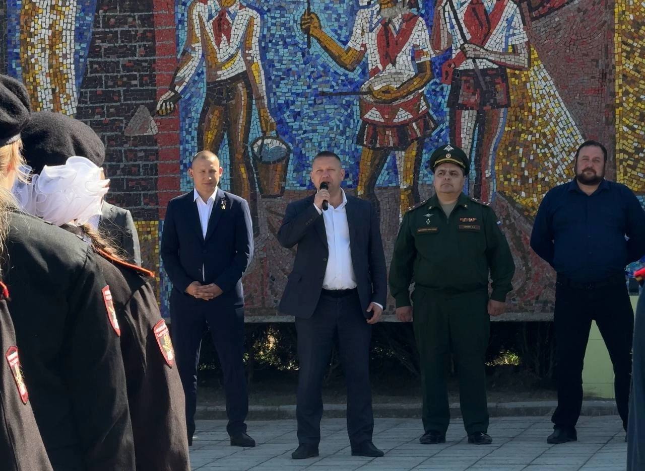 В Евпатории, в учебно-методическом центре по военно-патриотическому воспитанию молодежи «Авангард» завершились кадетские сборы для учащихся 8-х классов! Каждый участник освоил навыки будущих защитников и соревновались в эстафете. На закрытии выступили почетные гости: Герой РФ, Антон Старостин, представители Минобразования Республики Крым, военкомата и других ведомств. Также на закрытии прошёл показ боевой техники и оружия, и состоялся "Диалог на равных" с Антоном Старостиным. Все ребята уехали с кучей положительных эмоций и новыми знаниями! Источник: Илья Донченко